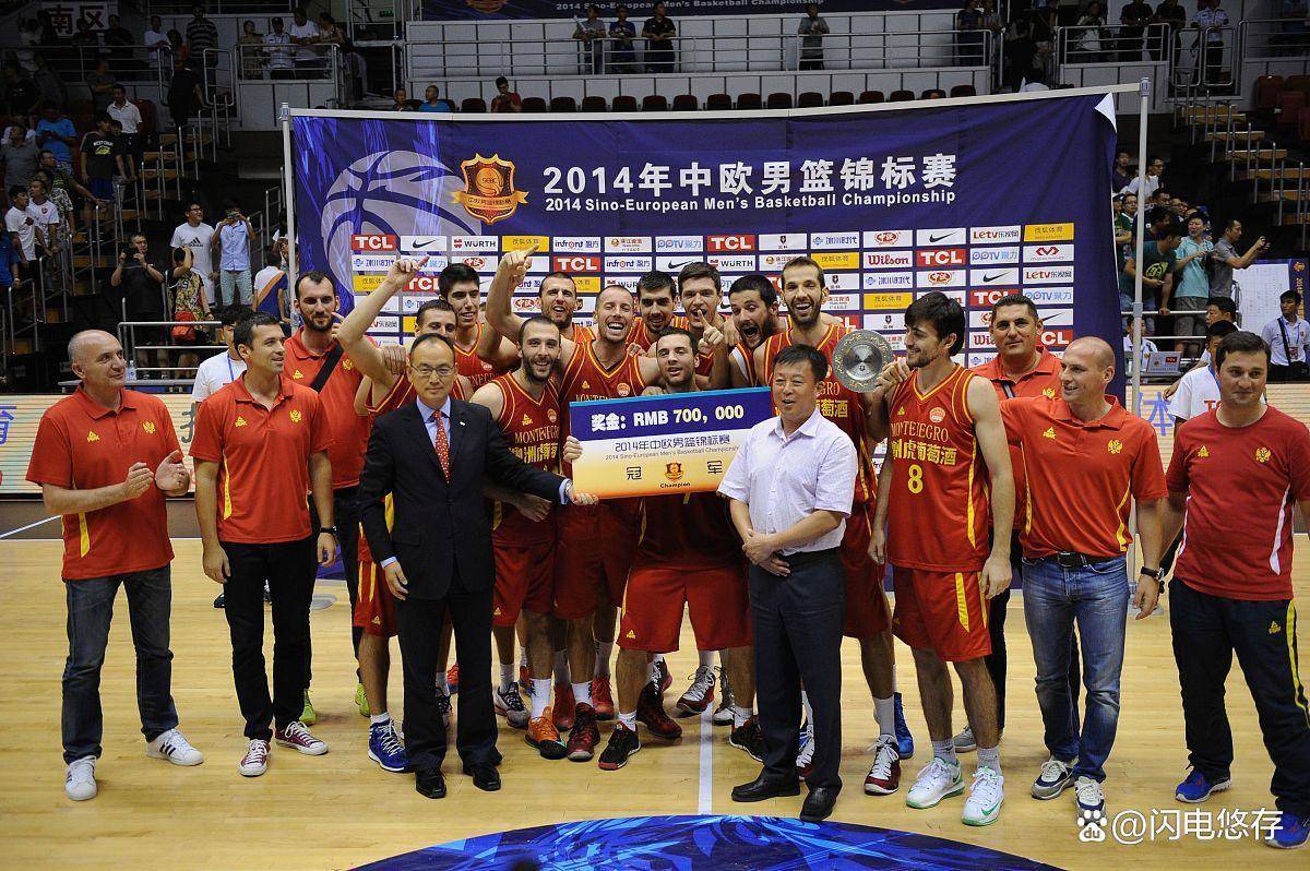 包含球场上精彩比拼国家队球员坚持训练备战比赛的词条